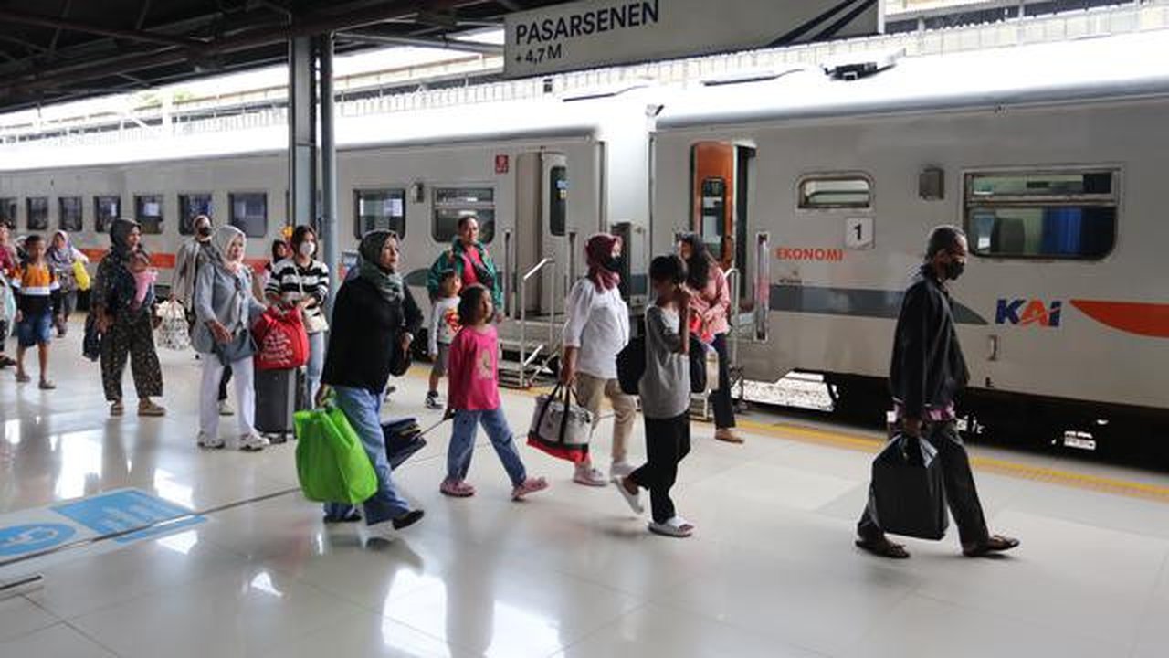 Stasiun Pasar Senen, Jakarta. Sebanyak 717.203 tiket kereta api jarak jauh periode libur Natal 2025 dan Tahun Baru 2026 (Nataru) sudah ludes terjual. (Dok PT KAI)