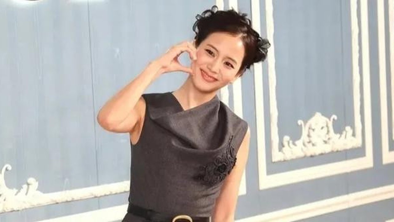 Tampil anggun dengan balutan koleksi terbaru rancangan Creative Director Jonathan Anderson, visual Jisoo sukses mencuri perhatian dan memancarkan aura elegan bak princess modern.[@bploove1].