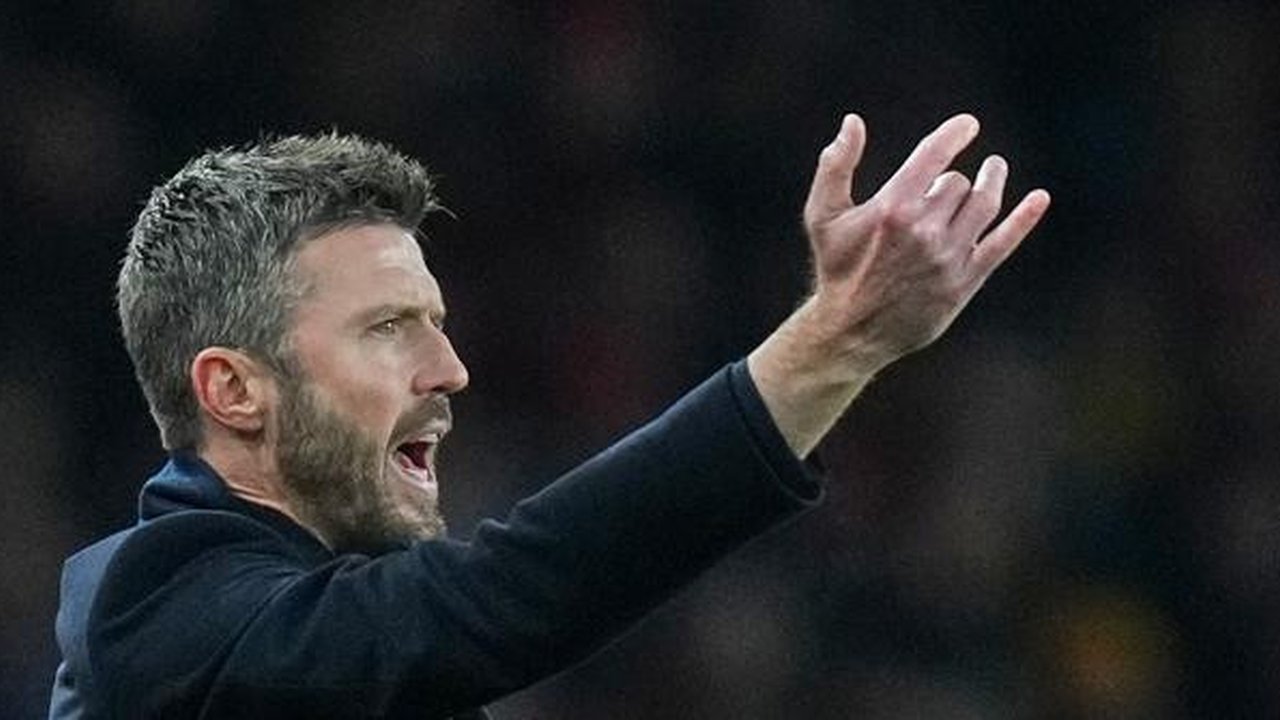 Pelatih Manchester United, Michael Carrick, memberi isyarat dari tepi lapangan saat pertandingan Liga Inggris melawan Arsenal di Emirates Stadium, Minggu (25/1/2026). (AP Photo/Kirsty Wiggles