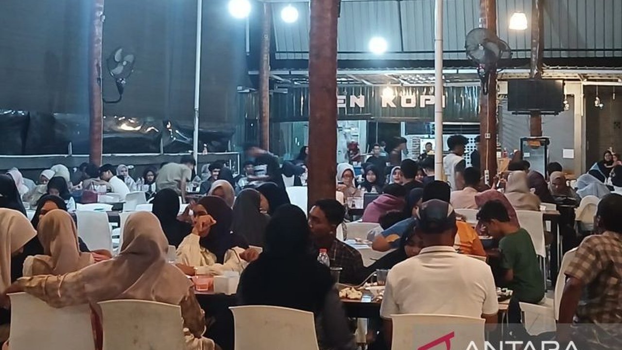 Saat listrik padam total melanda Banda Aceh, warung kopi menjadi tumpuan utama warga untuk tetap beraktivitas, mencari internet, dan mengisi daya ponsel. Fenomena ini mengungkap adaptasi unik masyarakat di tengah krisis Listrik Padam Banda Aceh.