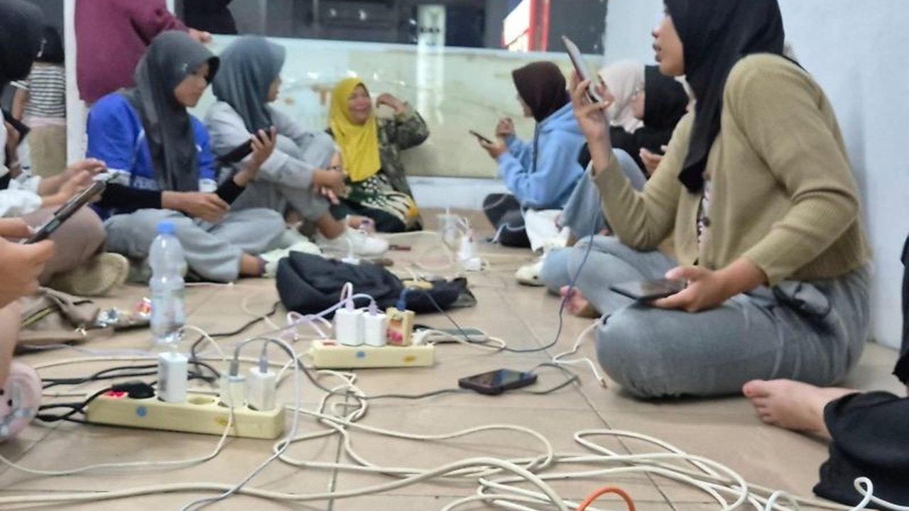 PLN UID Sumbar mengonfirmasi seluruh gardu induk telah menyala pascagangguan sistem kelistrikan, dengan upaya pemulihan PLN Sumbar Pulihkan Listrik di ratusan penyulang yang masih padam terus dikebut.