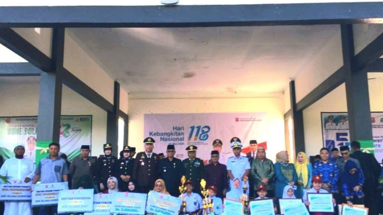 Bupati Bone Bolango, Ismet Mile, menunjukkan komitmen pemerintah daerah dengan menyerahkan bantuan sosial dan bonus prestasi, menandai semangat kebangkitan pada peringatan Hari Kebangkitan Nasional 2026.