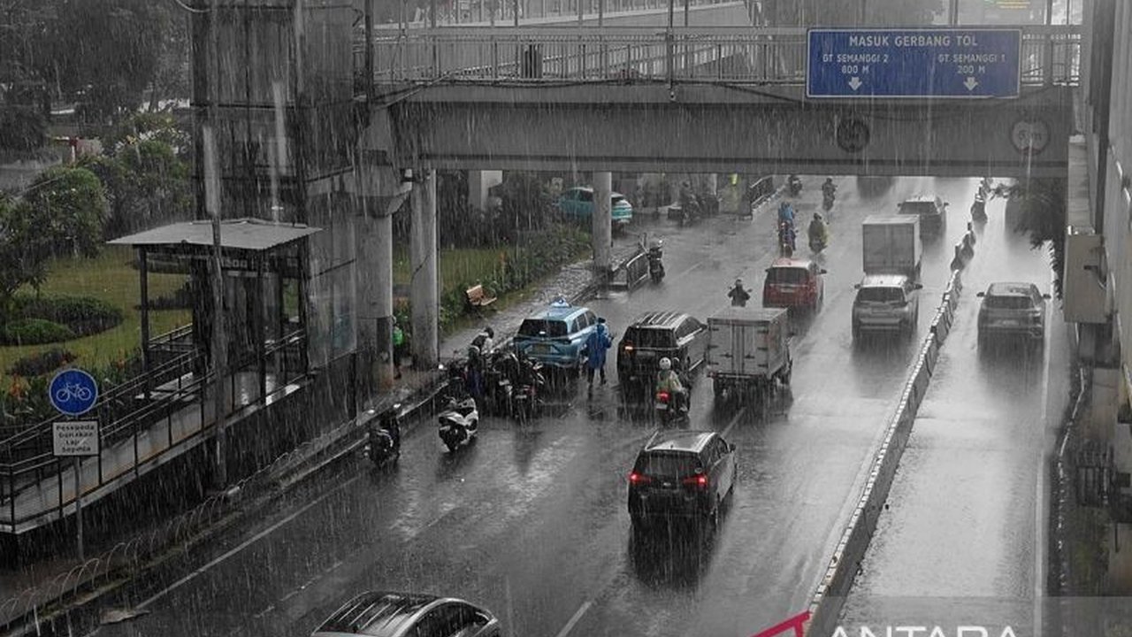 BMKG mendeteksi Siklon Tropis Algupit di Samudra Pasifik, picu potensi hujan signifikan di Indonesia. Masyarakat diimbau waspada bencana hidrometeorologi.