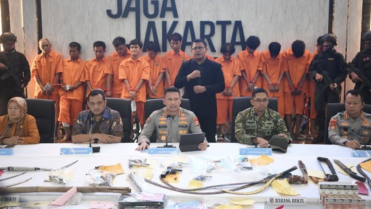 Polda Metro Jaya terus gencar memberantas kriminalitas Jakarta, mulai dari mendalami jaringan begal, menangkap ratusan pelaku kejahatan jalanan, hingga mengungkap kasus pemerkosaan dan penyelundupan narkoba, menunjukkan komitmen menjaga keamanan ibu kota.