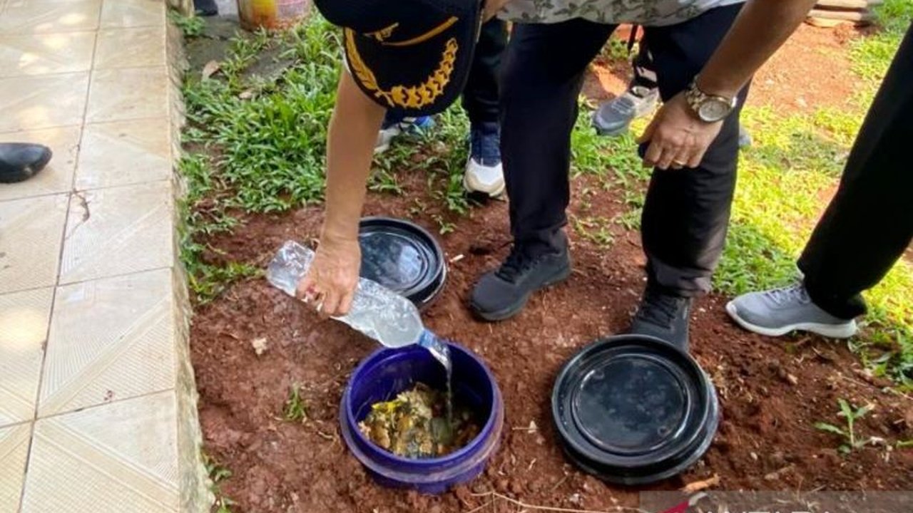 Suku Dinas PPKUKM Jakarta Selatan menginisiasi program pemilahan sampah Jakarta Selatan di kalangan pedagang dan Koperasi Merah Putih, demi lingkungan bersih dan berkelanjutan.