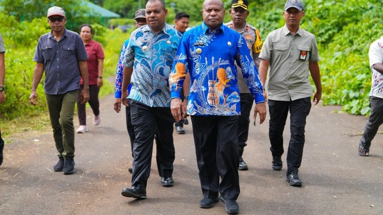 Gubernur Papua Mathius D. Fakhiri menekankan pentingnya hasil kebun dan ikan lokal untuk Program Makan Bergizi Gratis (MBG) di Supiori, mendorong ekonomi masyarakat setempat.