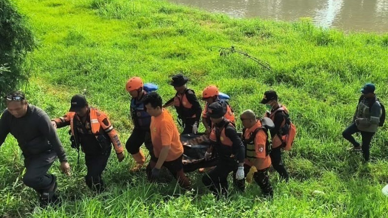 Tim SAR gabungan berhasil menemukan jenazah pria yang hanyut di Kanal Banjir Barat Semarang pada Sabtu pagi, setelah pencarian intensif sejak Jumat.