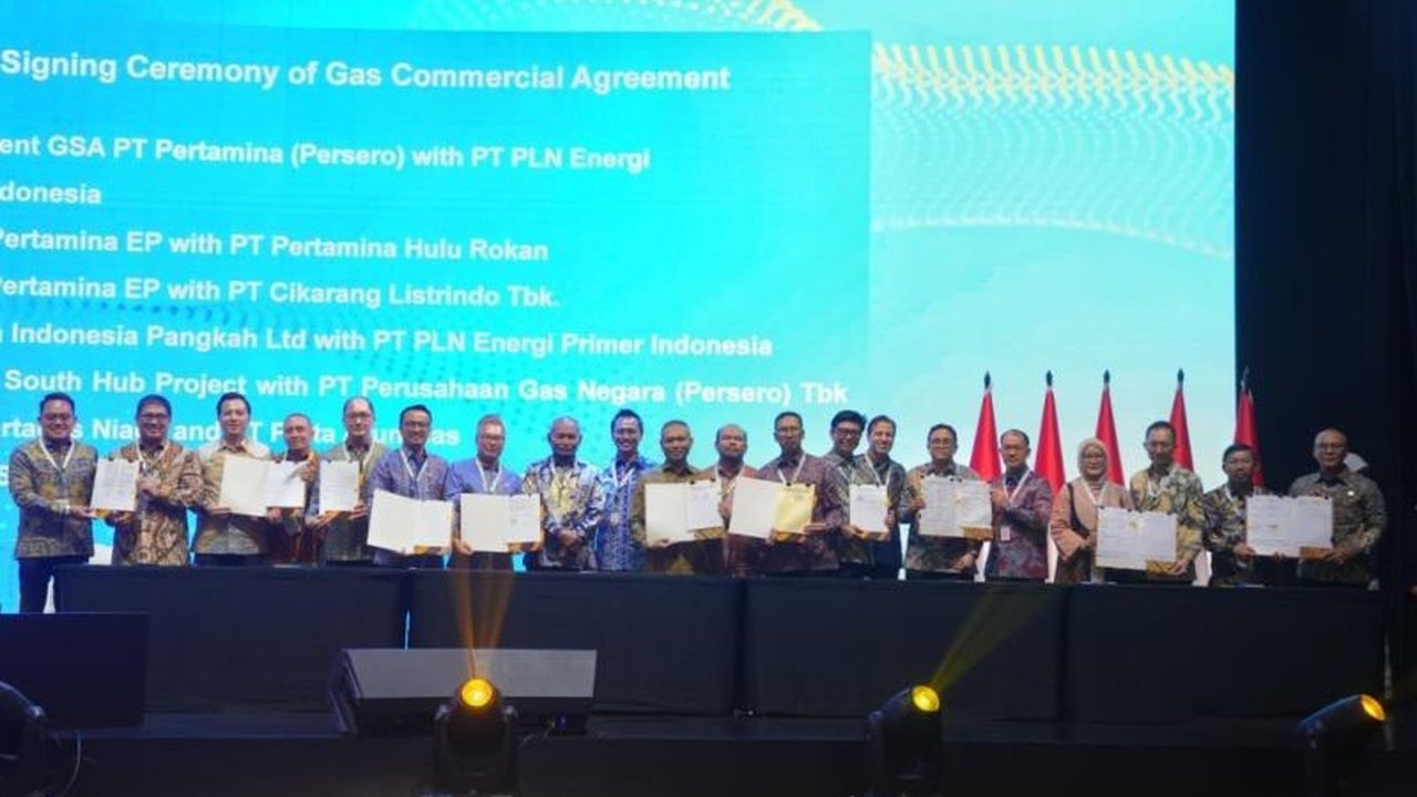 Pertamina Patra Niaga perkuat kilang melalui kerja sama strategis dengan Medco E&P Sakakemang dalam penyediaan gas bumi. Langkah ini krusial untuk menjaga keandalan operasional dan ketahanan energi nasional.