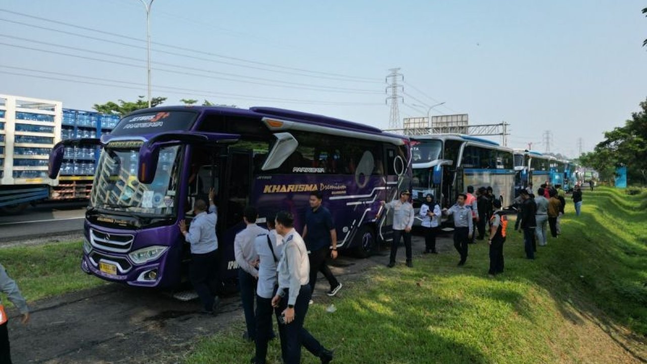 Kementerian Perhubungan (Kemenhub) intensifkan ramp check pada bus AKAP jelang libur Idul Adha 2026 untuk memastikan kelaikan kendaraan dan keselamatan perjalanan masyarakat, sekaligus memberikan rasa aman.