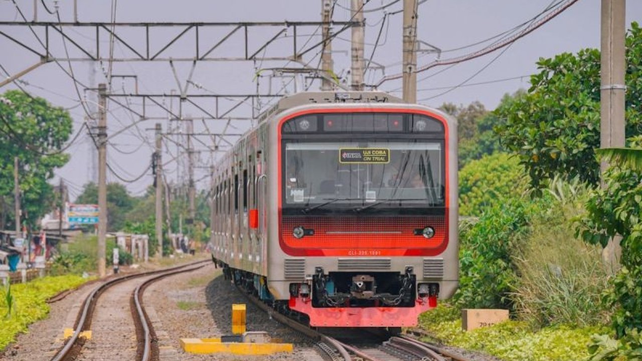 PT Kereta Api Indonesia (KAI) secara aktif memperkuat elektrifikasi kereta api untuk menjawab tantangan mobilitas urban modern yang terus berkembang pesat, menjamin efisiensi dan keandalan transportasi publik.