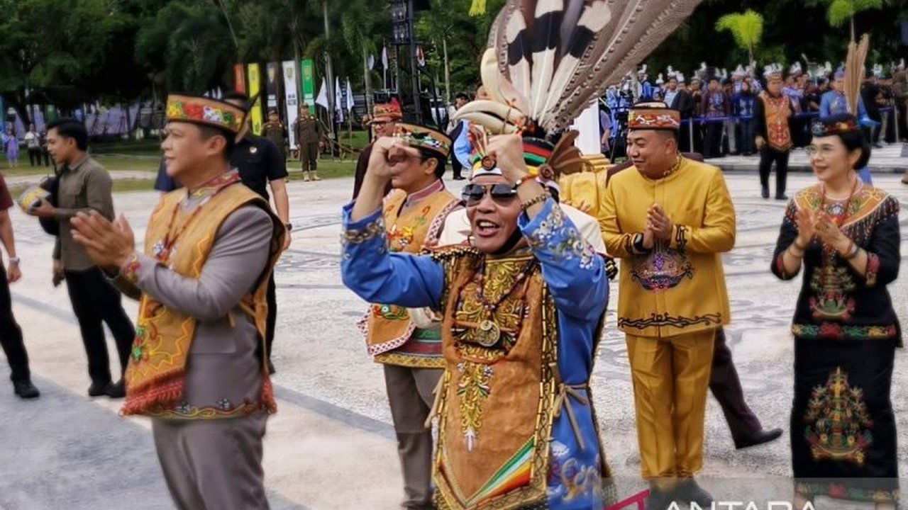 Gubernur Kalteng Agustiar Sabran mengingatkan generasi muda Kalteng untuk tetap menjaga identitas budaya dan bahasa daerah di tengah gempuran bahasa asing, demi karakter bangsa yang kuat.