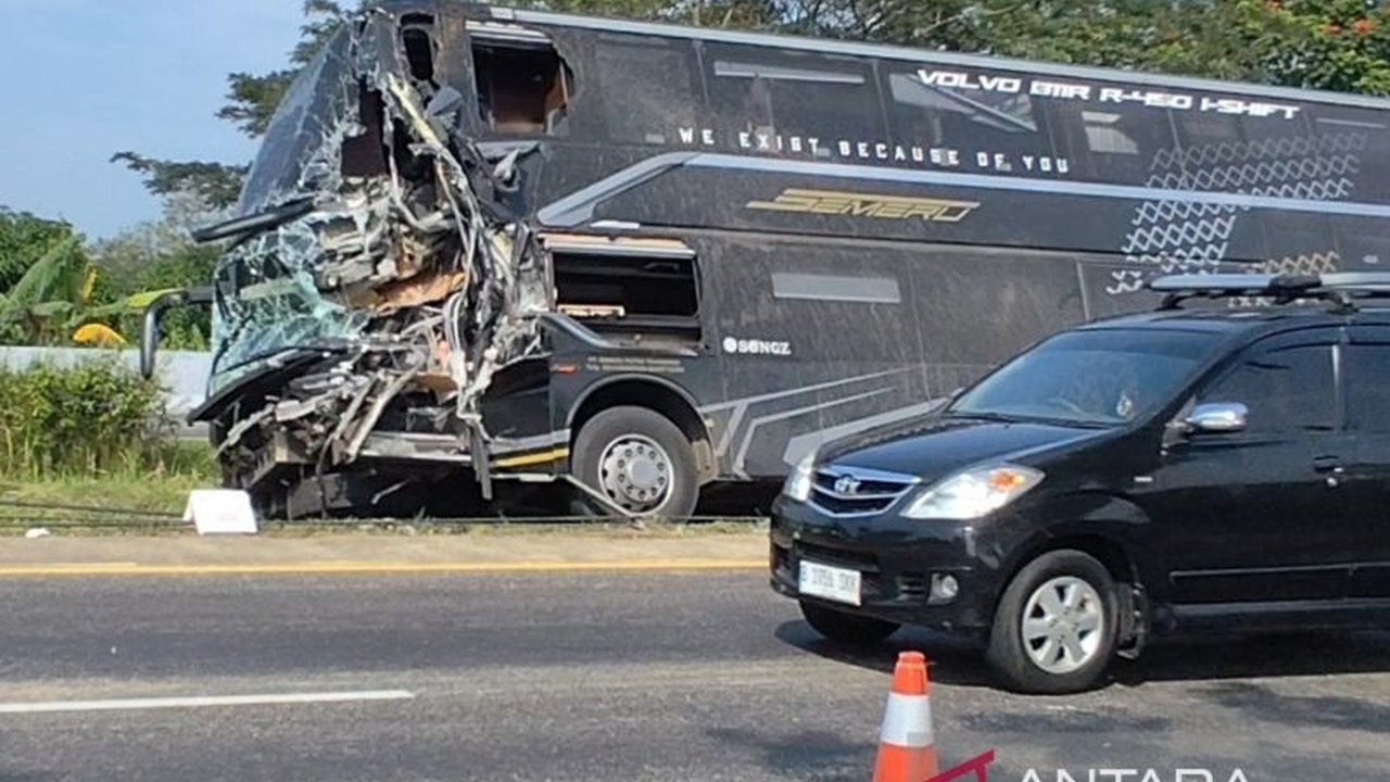Kecelakaan Bus Tol Cipali di KM 182.100 jalur A Cirebon pada Sabtu, 23 Mei 2026 dini hari menyebabkan satu penumpang meninggal dunia dan dua lainnya luka-luka, saat bus menabrak truk dari belakang.