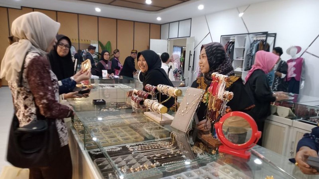 Pemerintah Kota Mataram melalui Dinas Perindustrian, Koperasi dan Usaha Kecil Menengah (Perinkop UKM) menyelenggarakan pelatihan pertukangan logam bagi perajin lokal, bertujuan meningkatkan inovasi dan nilai jual produk khas Mataram.