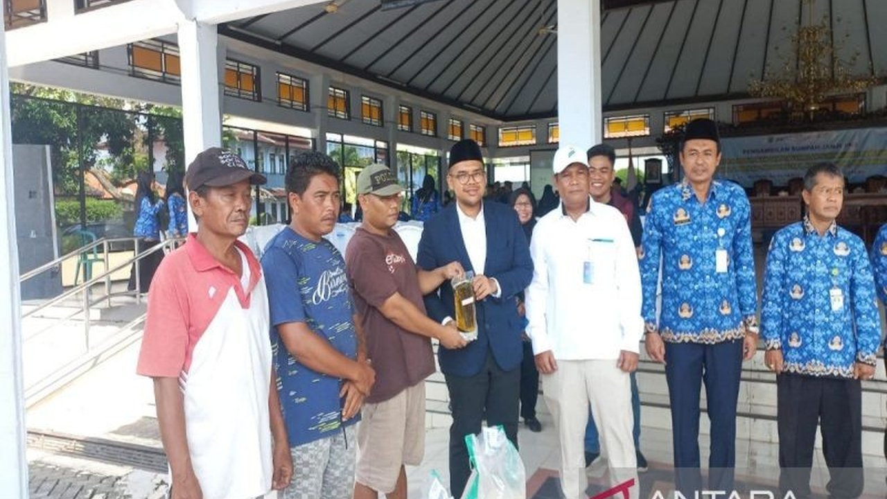 Pemerintah Kabupaten Batang menargetkan penyaluran Bantuan Pangan Batang kepada 104.140 keluarga di 15 kecamatan selesai akhir Mei 2026, meski sempat terkendala. Simak detail lengkapnya!