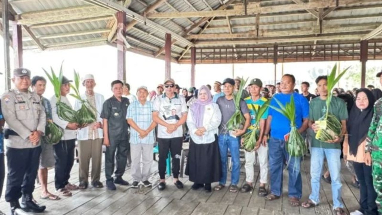 Pemerintah Kabupaten Tojo Una-una (Touna) menyalurkan 110 bibit kelapa dalam kepada delapan Gapoktan, wujudkan komitmen dukungan pada sektor perkebunan dan tingkatkan produktivitas masyarakat melalui bantuan bibit kelapa Touna.