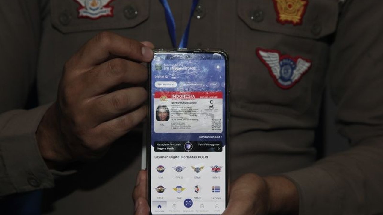 Korlantas Polri meluncurkan SIM Digital, sebuah inovasi revolusioner untuk dokumen utama lalu lintas. Inovasi SIM Digital ini menawarkan efisiensi, keamanan, dan integrasi layanan yang lebih baik.