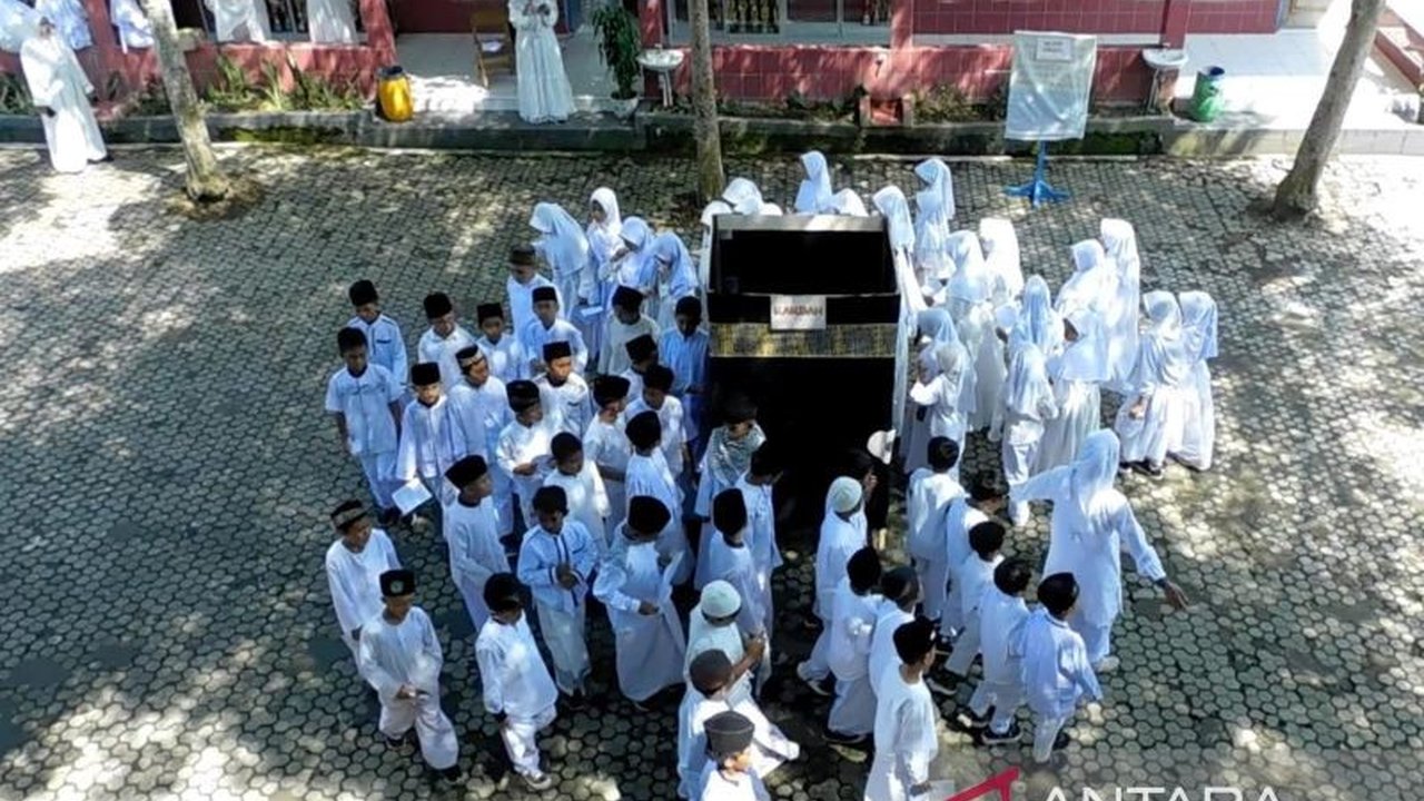 SDN 3 Parakan Kauman menggelar Simulasi Manasik Haji, sebuah metode edukasi yang menyenangkan untuk menanamkan nilai agama, disiplin, dan kebersamaan pada anak sejak usia dini.