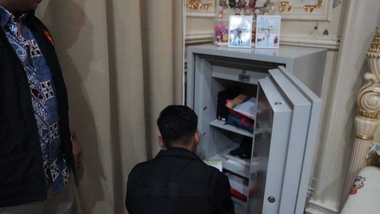 Tim Penyidik Kejari Karawang geledah dan segel kantor PT BAS di Bekasi. Tindakan ini terkait dugaan korupsi kredit pemilikan rumah BTN di Karawang yang ditaksir merugikan negara ratusan miliar rupiah, memicu pertanyaan lebih lanjut.