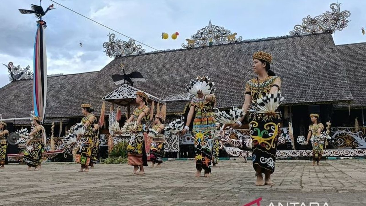 Dinas Pendidikan dan Kebudayaan (Disdikbud) Kalimantan Timur mengukuhkan tiga pilar kebudayaan, yaitu pedalaman, keraton, dan pesisir, sebagai identitas khas wilayah, sekaligus menjaga warisan leluhur dan menarik minat generasi muda.