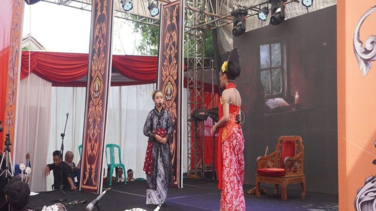 Pemerintah Kabupaten Batang serius menjaga kelestarian Ketoprak Batang, seni pertunjukan tradisional, dengan melibatkan siswa SMP. Inisiatif ini bertujuan mencegah kepunahan budaya lokal dan menumbuhkan kecintaan generasi muda.