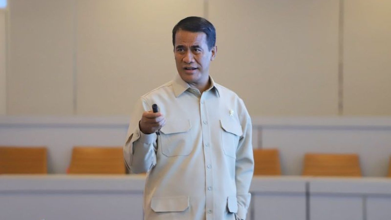 Menteri Pertanian Andi Amran Sulaiman tegaskan pemerintah terus berantas mafia pangan dan korupsi di sektor pertanian. Langkah ini untuk lindungi petani, jaga stabilitas pasokan, dan wujudkan ketahanan pangan nasional.
