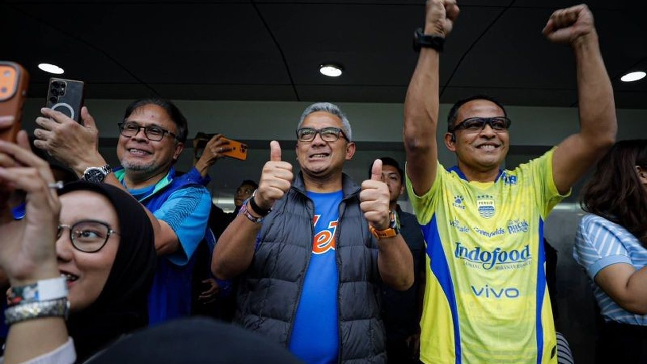 Wali Kota Bandung, Muhammad Farhan, menyatakan optimismenya terhadap Persib Bandung untuk meraih gelar juara Super League ketiga secara beruntun, mengajak Bobotoh menyikapi hasil pertandingan dengan bijak.