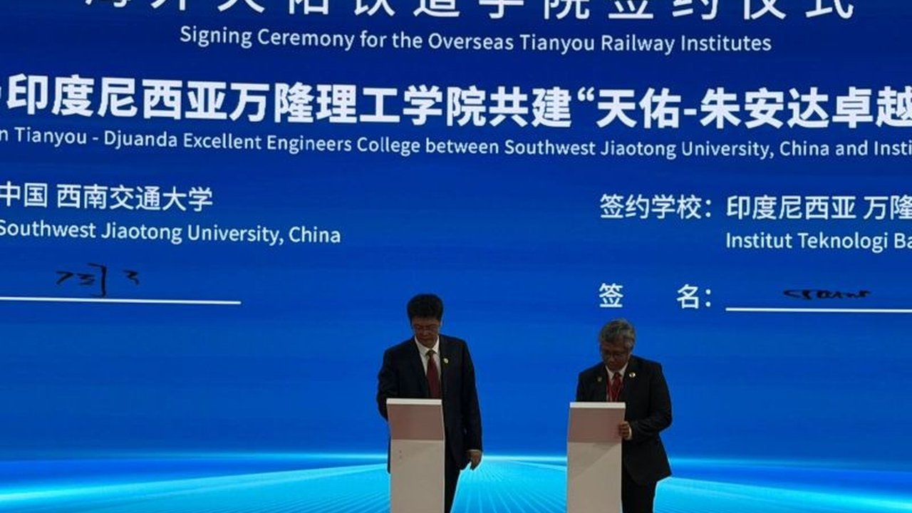ITB SWJTU Kolaborasi dalam program Tianyou-Djuanda Excellent Engineers College menjadi langkah strategis untuk memajukan pendidikan transportasi dan perkeretaapian di Indonesia.