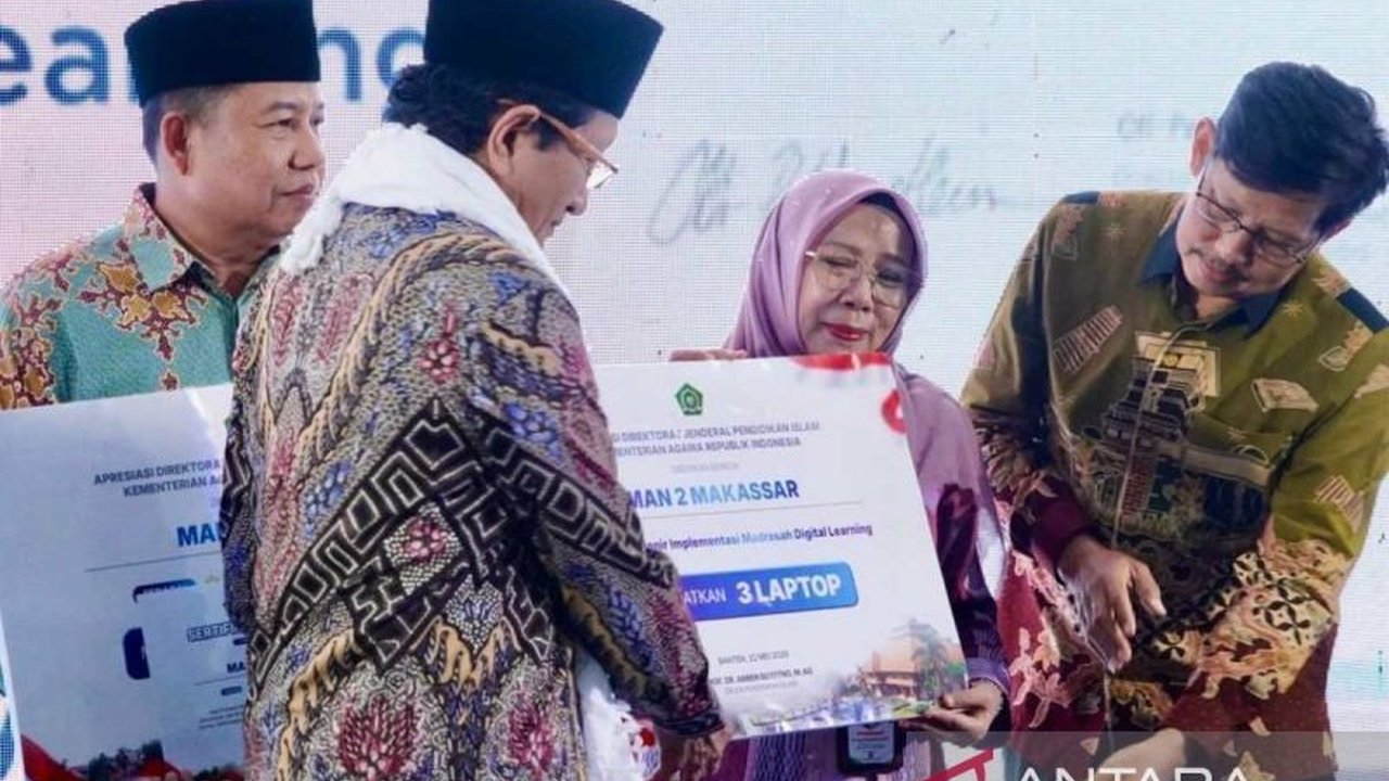 Kementerian Agama (Kemenag) RI menetapkan MAN 2 Makassar sebagai salah satu dari sembilan Madrasah Unggulan Nasional, menyoroti komitmen madrasah ini dalam pendidikan modern dan digitalisasi.