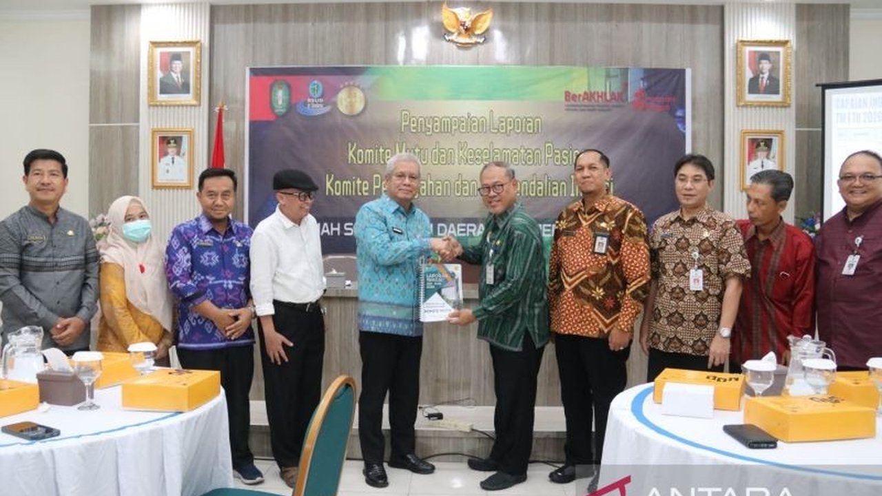 Sekda Kalbar Harisson mendesak RSUD dr. Soedarso tingkatkan efisiensi pengelolaan. Fokus pada mutu pelayanan, keuangan, dan SDM penting, memastikan investasi pemerintah berdampak nyata.