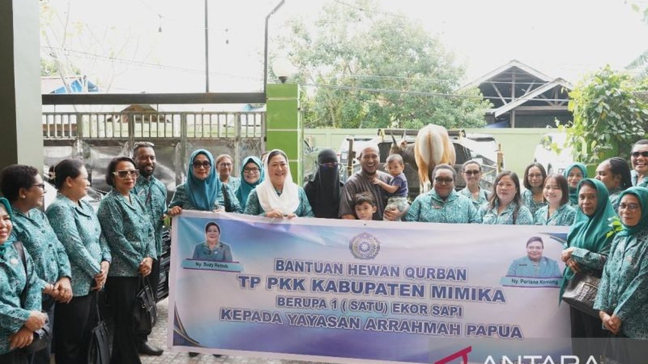 Tim Penggerak PKK Mimika menunjukkan kepedulian sosial dengan menyerahkan sapi kurban perdana kepada Yayasan Arrahmah Papua menjelang Idul Adha 1447 H.