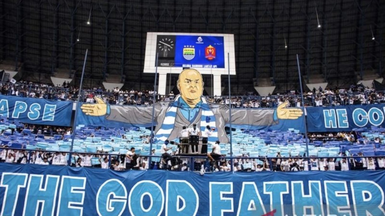 Persib Bandung berhasil mengunci gelar juara BRI Super League 2025/2026 untuk ketiga kalinya secara beruntun. Simak bagaimana Maung Bandung meraih trofi prestisius ini setelah unggul head-to-head.