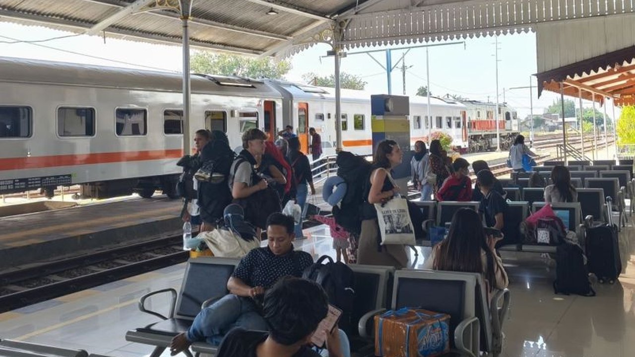 Jumlah penumpang WNA di KAI Daop 9 Jember melonjak awal 2026. Probolinggo menjadi destinasi favorit, menarik wisatawan mancanegara dengan akses ke keindahan alam Jawa Timur.