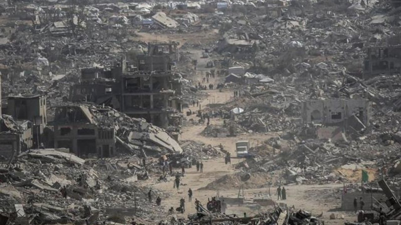 Jumlah korban tewas di Jalur Gaza terus melonjak, kini mencapai puluhan ribu orang. Mayoritas korban adalah perempuan dan anak-anak, menunjukkan skala tragedi kemanusiaan.
