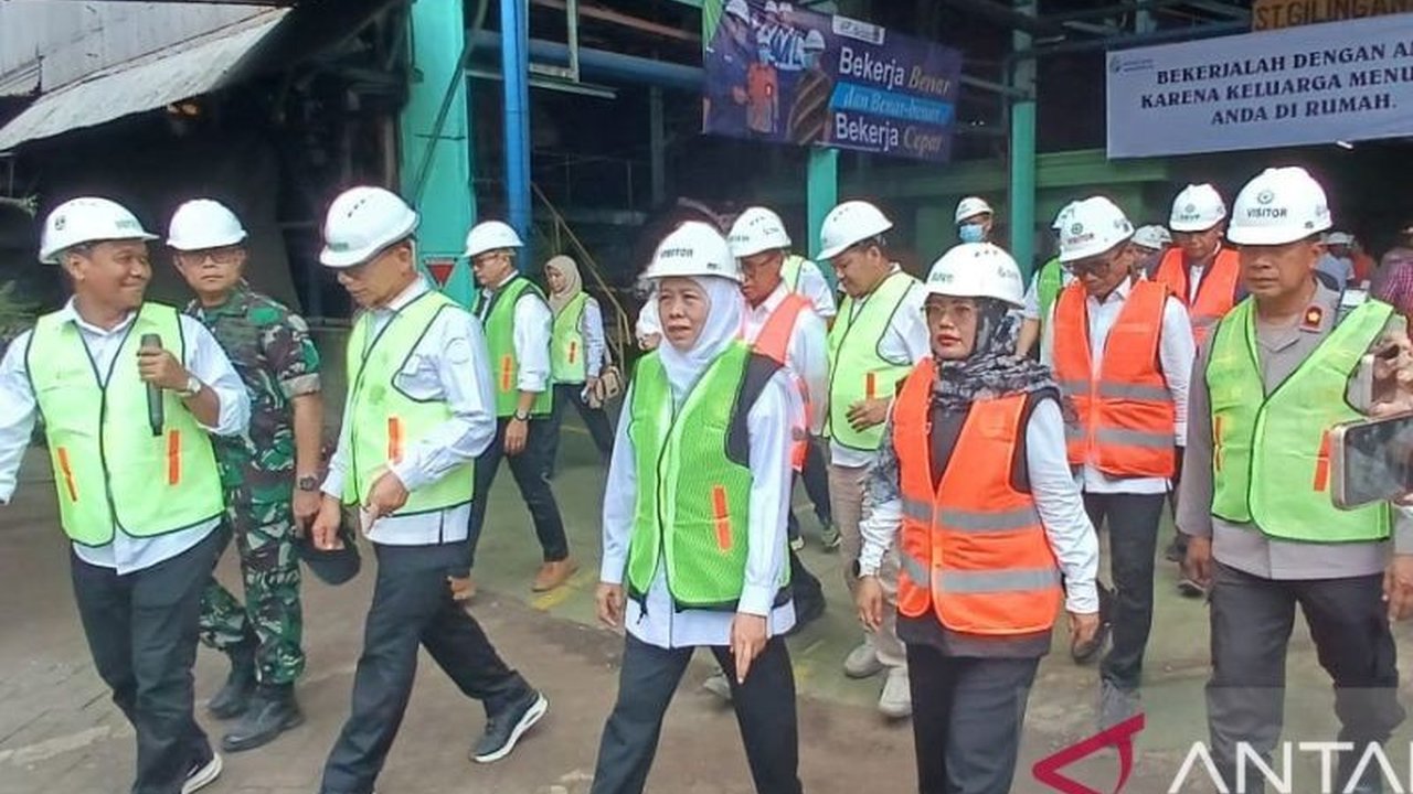 Gubernur Jawa Timur Khofifah Indar Parawansa memantau langsung proses giling tebu di PG Ngadirejo, Kediri, menegaskan komitmen Pemprov Jatim dalam mencapai target Swasembada Gula Nasional melalui peningkatan produktivitas dan perluasan lahan.