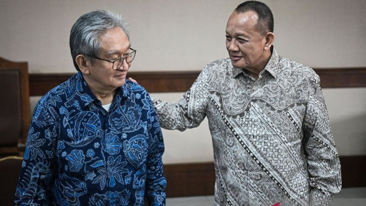 Putusan pidana lima tahun penjara terhadap mantan Sekretaris MA Nurhadi diperkuat oleh Pengadilan Tinggi DKI Jakarta, menegaskan sanksi atas kasus gratifikasi dan tindak pidana pencucian uang (TPPU) yang menjeratnya.