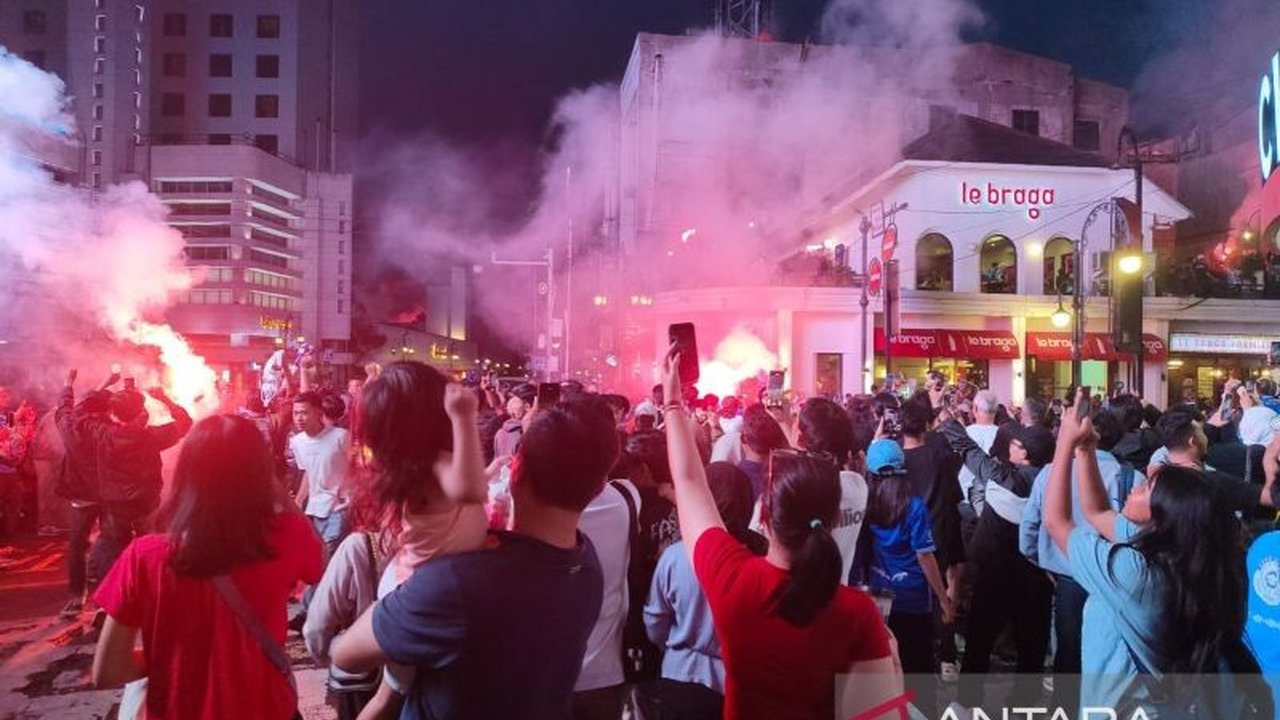 Bandung larut dalam euforia setelah Persib Hattrick Juara Liga untuk ketiga kalinya berturut-turut, mengukir rekor baru di kancah sepak bola Indonesia. Simak detail perayaan dan kunci sukses Maung Bandung!