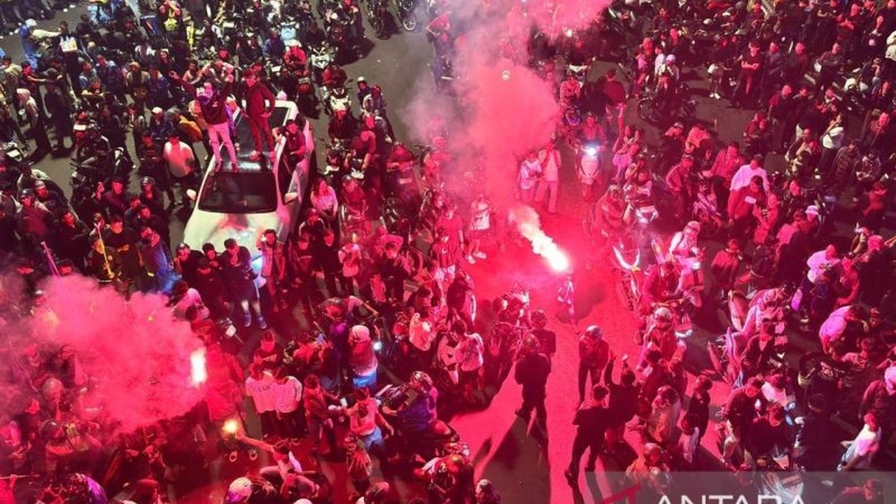 Persib Bandung berhasil meraih gelar juara Super League 2025/2026 setelah unggul head to head dari Borneo FC Samarinda, menandai dominasi Maung Bandung di musim ini.