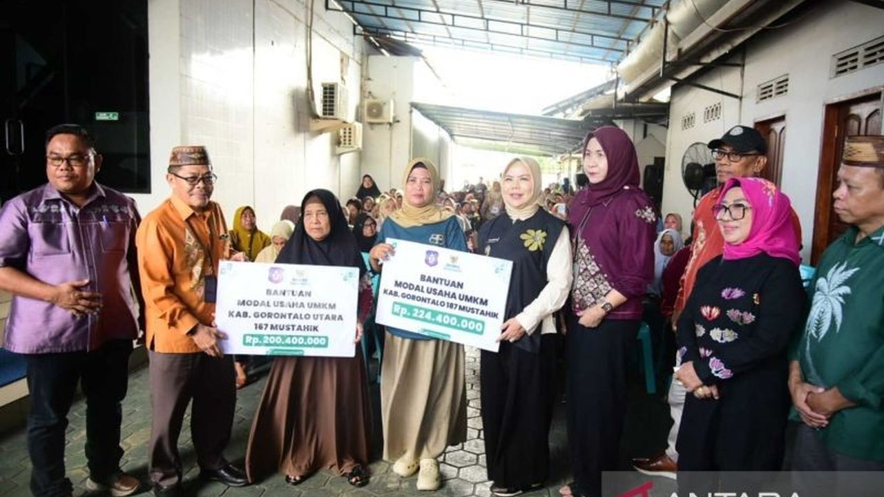 Wakil Gubernur Gorontalo Idah Syahidah menyalurkan Bantuan Modal Usaha UMKM kepada ratusan pelaku usaha di dua kabupaten, menjadi langkah nyata pemerintah provinsi dalam penguatan ekonomi masyarakat.