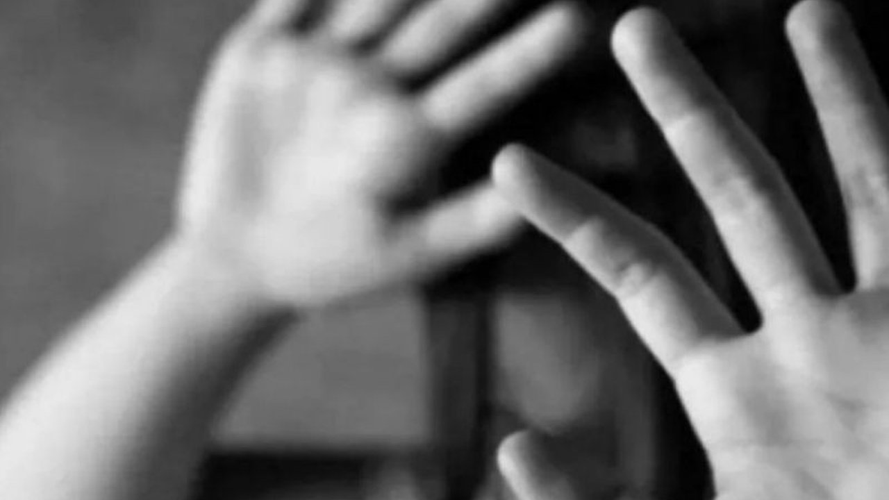Dua penjual sate di Makassar diamankan polisi setelah menjadi sasaran amuk warga karena dugaan pelecehan verbal terhadap empat remaja putri. Kasus **Penjual Sate Makassar** ini kini ditangani Unit PPA Polrestabes Makassar.