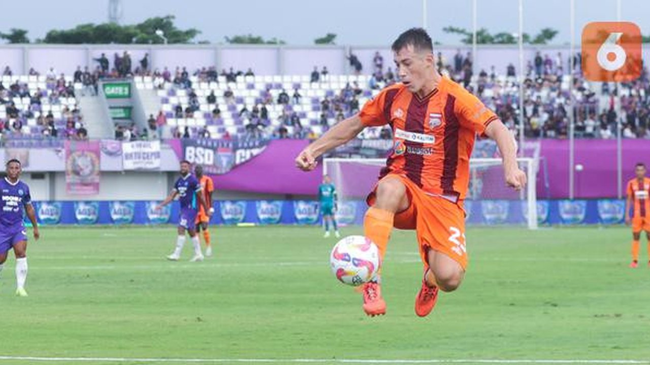 Pemain Borneo FC, Mariano Peralta, mengontrol bola saat melawan Persita Tangerang pada laga pekan ke-24 BRI Liga 1 2024-2025 di Stadion Indomilk Arena, Tangerang, Sabtu (22/2/2025). (Bola.com