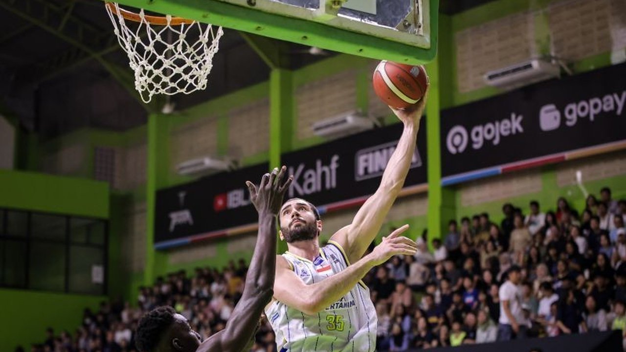 Satria Muda Pertamina Jakarta berhasil meraih kemenangan penting atas Hangtuah Jakarta dengan skor 96-80 dalam laga perdana playoff IBL, memimpin seri best-of-three.