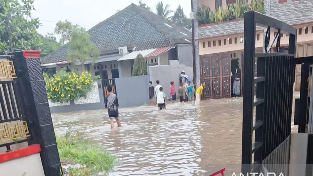 BPBD Cianjur bergerak cepat mendata dampak banjir yang melanda Desa Hegarmanah, Karangtengah, Cianjur, dengan sekitar 30 rumah terendam air setinggi 60 sentimeter. Simak upaya penanganan dan imbauan penting bagi warga terdampak.