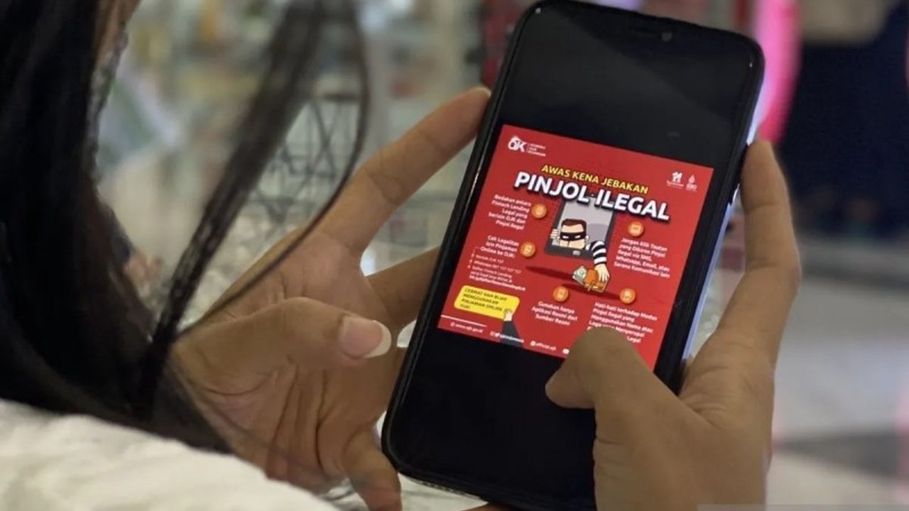 Maraknya pinjaman online (pinjol) ilegal menimbulkan kerugian besar bagi masyarakat. Perlindungan konsumen pinjol menjadi krusial di tengah modus penipuan yang kian kompleks dan adaptif.