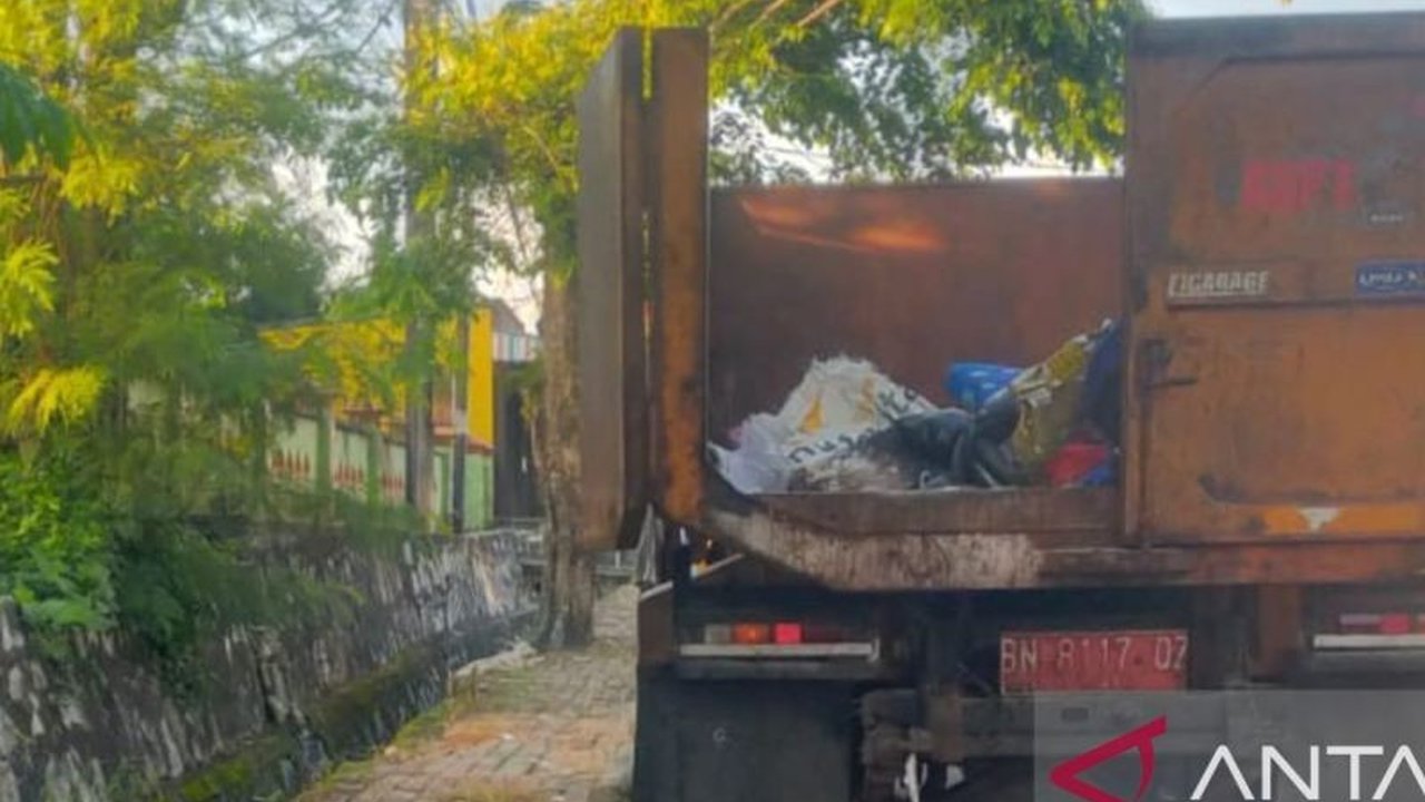 Dinas Lingkungan Hidup Kabupaten Bangka mengimbau masyarakat untuk aktif menjaga saluran air dari tumpukan sampah, langkah krusial mencegah banjir dan penyakit.