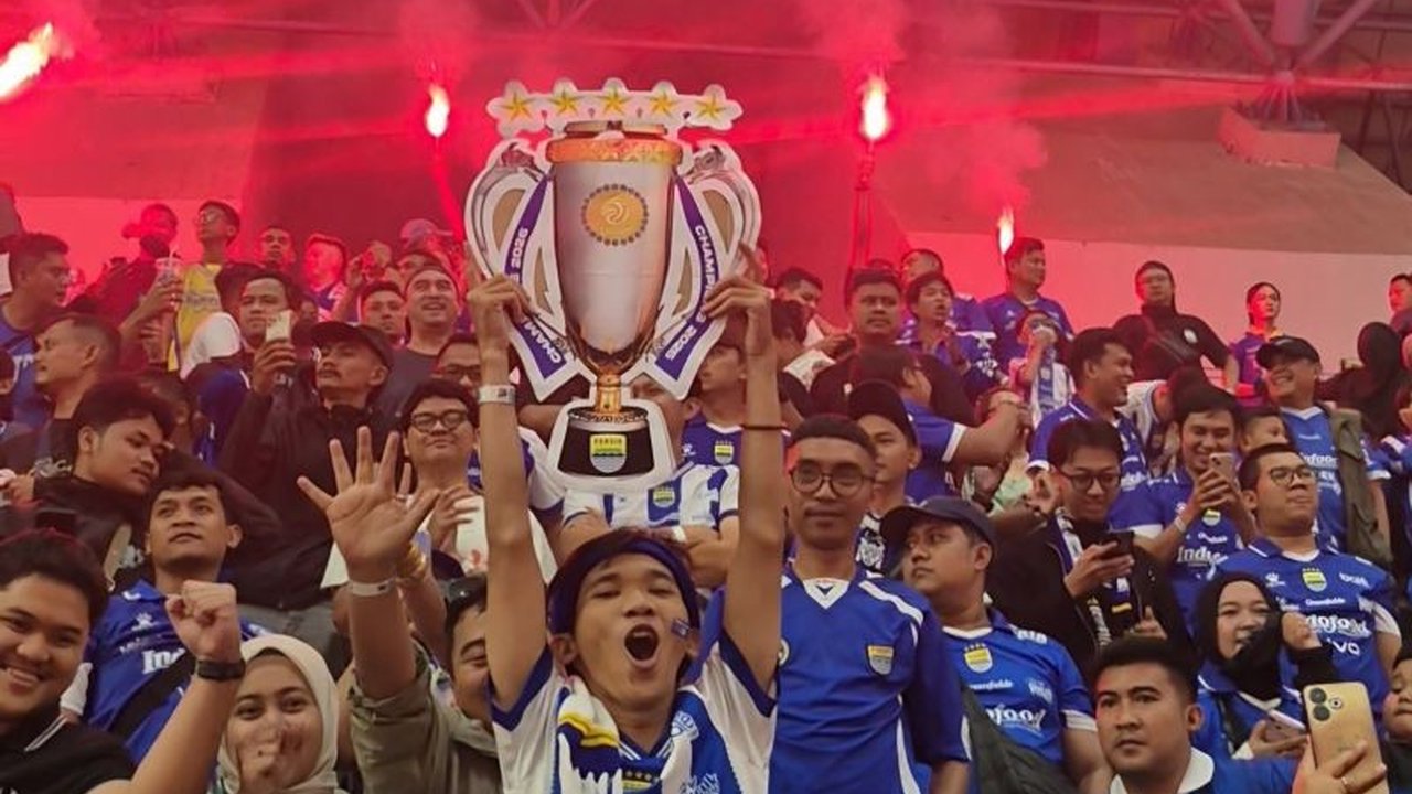 Bobotoh membanjiri Stadion GBLA merayakan Persib Juara Hattrick Liga untuk ketiga kalinya berturut-turut, menciptakan atmosfer penuh kegembiraan dan harapan.