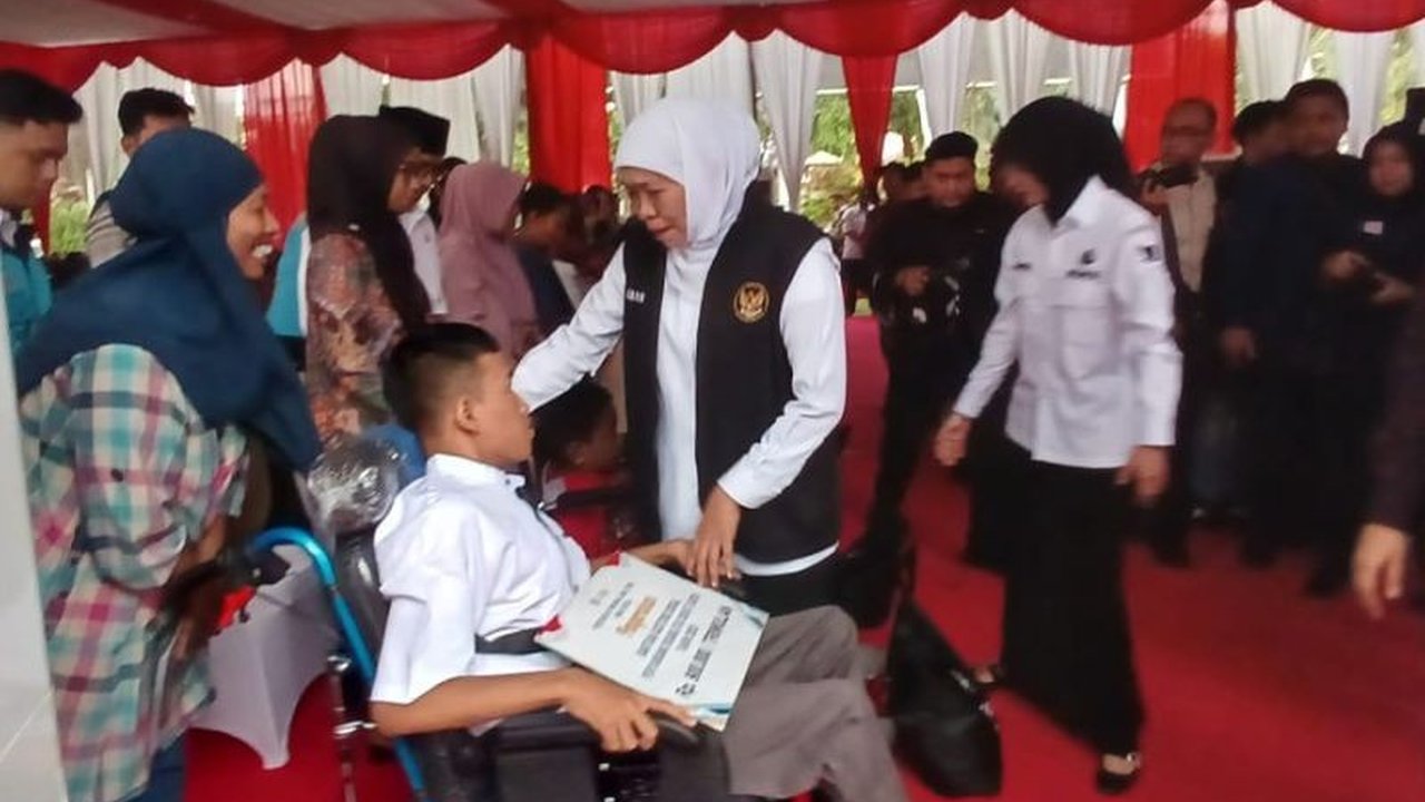 Gubernur Khofifah Indar Parawansa menyerahkan Bantuan Sosial Khofifah Kediri kepada ribuan penerima manfaat, menegaskan komitmen pemerintah dalam meringankan beban ekonomi dan memperkuat perlindungan sosial.