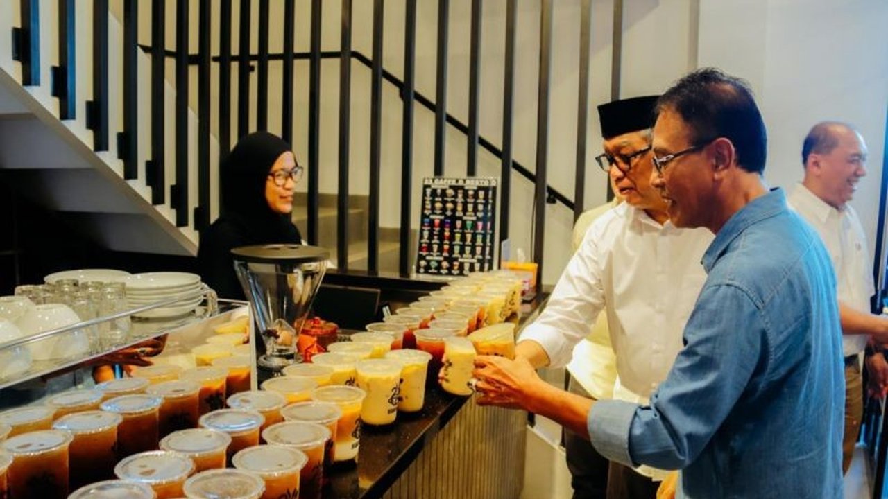 Bupati Ciamis Herdiat Sunarya mengajak pengusaha kafe memprioritaskan kopi lokal Ciamis. Ini upaya optimalkan potensi daerah, tingkatkan ekonomi, dan kenalkan keunggulan kopi Ciamis ke masyarakat luas.