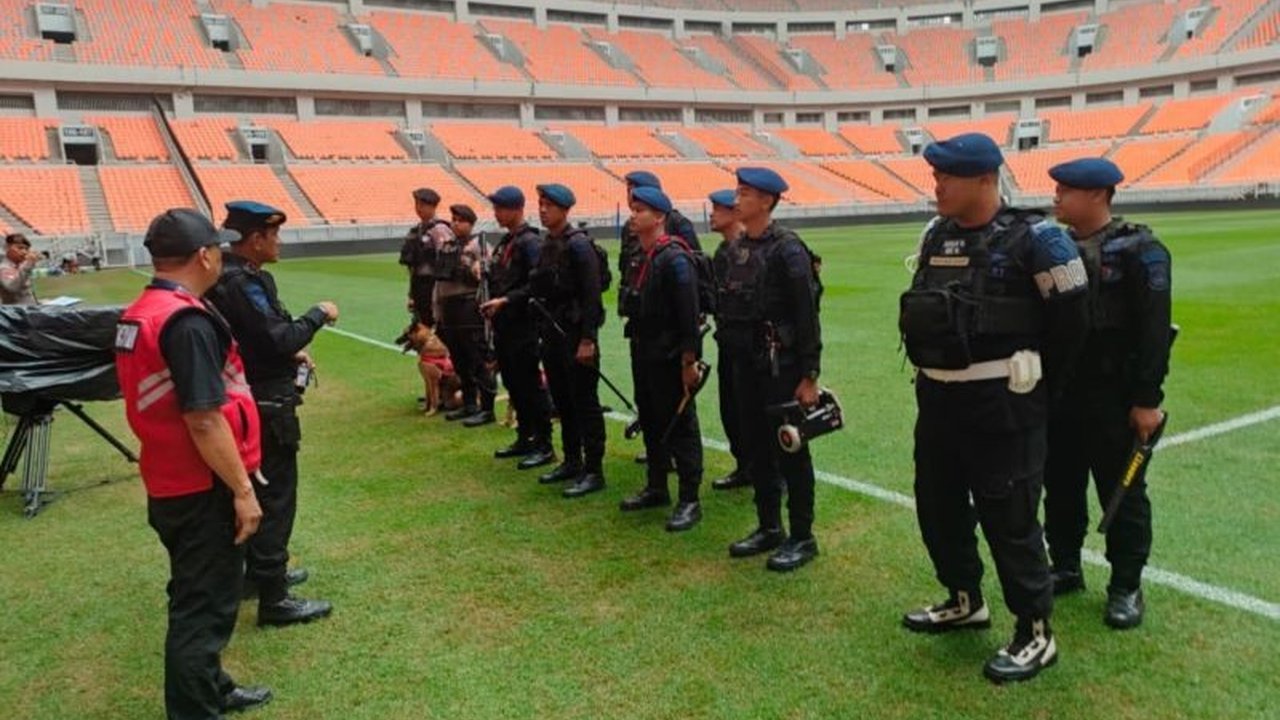 Polda Metro Jaya melalui Satbrimob melakukan **sterilisasi JIS** secara menyeluruh menjelang pertandingan Liga 1 antara Persija Jakarta dan Semen Padang, memastikan keamanan maksimal bagi seluruh pihak dan suporter.