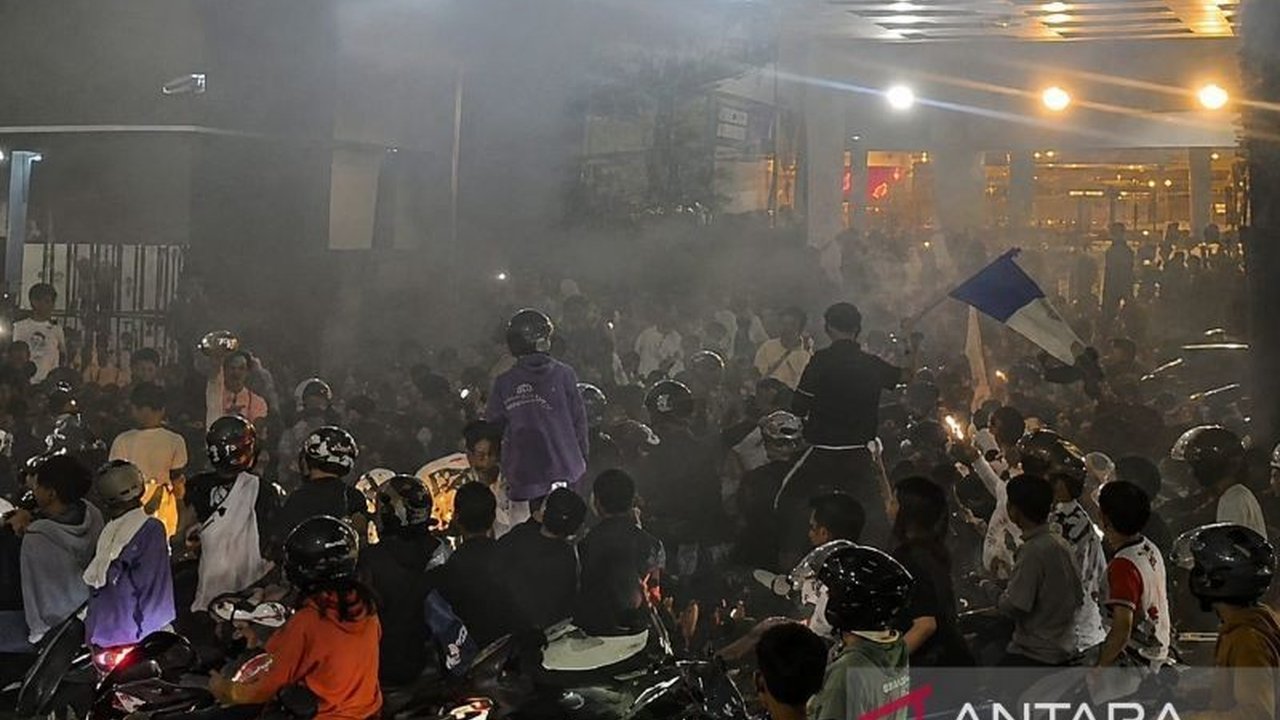 Ribuan bobotoh di Karawang tumpah ruah ke jalan merayakan Persib Juara BRI Super League 2025/2026 setelah Maung Bandung mengunci gelar juara dengan hasil imbang dramatis.