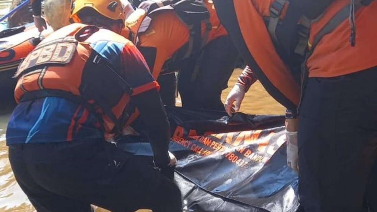 Tim SAR gabungan berhasil menemukan seorang lansia yang tenggelam di Sungai Citanduy Ciamis dalam kondisi meninggal dunia, mengakhiri pencarian dramatis yang berlangsung sejak kemarin.